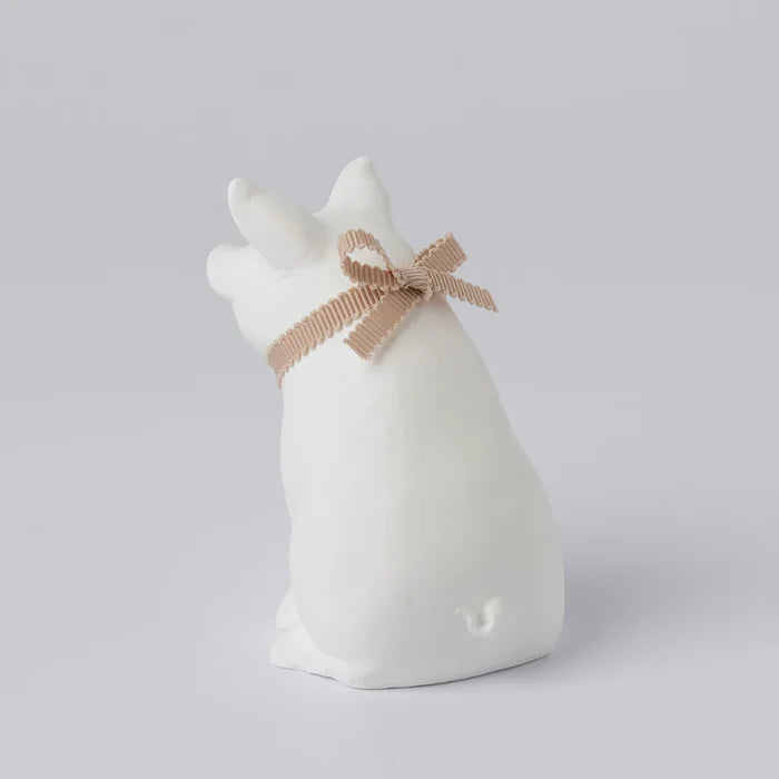 Rear view of a white cat-shaped aroma ornament with a beige ribbon bow collar, displayed on a clean white background in a minimalist home decor product presentation.