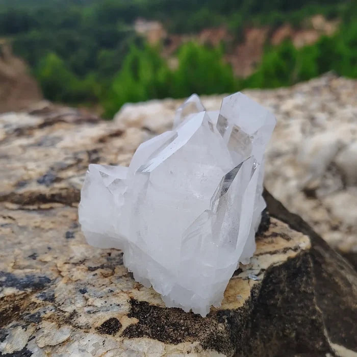 This is the left side of this quartz crystal cluster